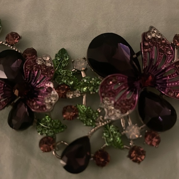 Beautiful purple and green necklace with matching flowers and shiny bracelets - Picture 4 of 8